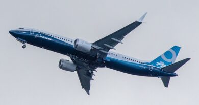 Boeing,_N7379E,_Boeing_737-9_MAX_(cropped)
